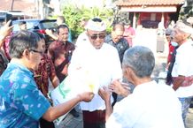 Kendalikan Inflasi, Pemkot Denpasar Salurkan Cadangan Beras Pemerintah Tahap Kedua Kepada 4.101 KPM Wali Kota Jaya Negara