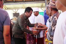 Kunjungan Kerja di Kecamatan Sukasada, Lihadnyana Salurkan 299 Paket Bantuan Pangan Kunjungan Kerja