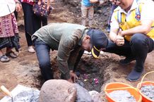 Perbaikan Jembatan Bakung Mulai Dikerjakan, Pj Bupati Buleleng : Fokus di Tahun 2024 adalah Infrastruktur Peletakan batu pertama