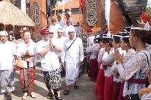 Bupati Tabanan Dukung Kekompakan Warga Desa Abiantuwung dalam Melaksanakan Karya Dewa Yadnya Bupati Tabanan
