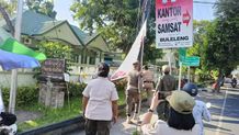 Satpol-PP Tertibkan Pemasangan Banner Salahi Aturan menertibkan spanduk