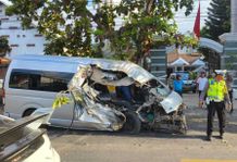 Mobil Travel Kecelakaan di Gerokgak, Sopir dan 10 Penumpang Luka-Luka Hiace