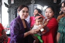 Sagung Antari Jaya Negara Kembali Serahkan Alat Bantu Penyuluhan BKB Kit Stunting di Dua Kelurahan Penyuluhan BKB Kit Stunting