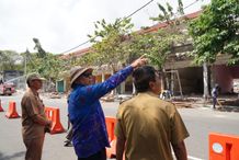 Pantau Langsung Pembongkaran Pasar Umum Negara, Bupati Tamba Pastikan Berjalan Lancar Pembongkaran Pasar Umum Negara