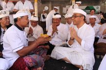 Pemerintah Kota Denpasar Ngaturang Bhakti Penganyar di Pura Penataran Agung Rinjani Bhakti Penganyar