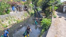 Kelurahan Panjer Bersinergi dengan ALSA LC UNUD, Gelar Aksi Kebersihan di Tukad Rangda Aksi Kebersihan