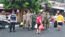 Pedagang Pasar Tumpah di Trotoar Jalan, Ditertibkan Satpol PP Denpasar Jalan Ditertibkan