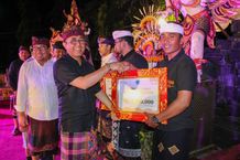 Wali Kota Jaya Negara Serahkan Penghargaan Juara Lomba Bapang Barong Ket dan Mekendang Tunggal Denpasar menyerahkan piagam penghargaan
