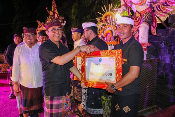 menyerahkan piagam penghargaan