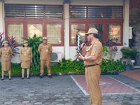 Sekda Alit Wiradana Pimpin Apel Disiplin di Kantor Dinas Pertanian, Ingatkan Realisasi Fisik dan Keuangan Sesuai Target Apel Disiplin