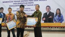 Kota Denpasar Raih Tiga Penghargaan BKN Award Tahun 2023, NSPK Manajemen ASN Jadi yang Terbaik menerima penghargaan