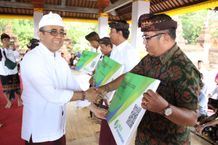 Wali Kota Jaya Negara Serahkan Kartu BPJS Ketenagakerjaan Bagi Klian Adat di Kota Denpasar Wali Kota Jaya Negara