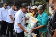 Jaga Stabilitas Harga Beras, Pemkot Denpasar Kembali Salurkan Beras Sasar 462 KPM di Desa Pemogan dan Kelurahan Pemecutan serahkan bantuan CBP