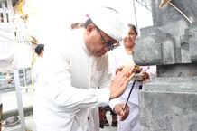 Sekda Alit Wiradana Mendem Pedagingan Serangkaian Pujawali di Pura Kahyangan Tiga Desa Adat Anggabaya Sekda Alit Wiradana