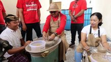 Jalankan Program Populer Bungan Desa, Bupati Tabanan Tinjau Potensi Keramik di Desa Selanbawak Bungan Desa
