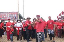 Bupati Sanjaya Buka Festival Layang-Layang II Desa Pangkung Karung Layangan