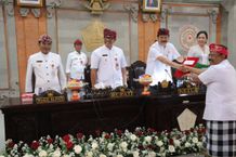 Bupati Tabanan Hadiri Pengambilan Sumpah PAW dan Sampaikan Persetujuan Bersama 2 Ranpeda di Paripurna ke-13 dan 14 PAW