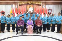 Putri Koster Lepas Pin TP PKK dan Dekranasda Sebagai Tanda Resmi Dibubarkannya Kepengurusan Masa Jabatan 2018-2023 Putri Koster