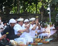 Pj Gubernur Mahendra Jaya Hadiri Pujawali di Pura Luhur Pesimpangan Pucak Kedaton Pj Gubernur