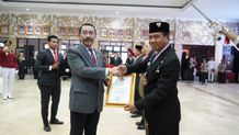 PJ Bupati Lihadnyana Dianugerahi Kartika Pamong Praja Muda dan Alumni Kehormatan oleh IPDN Pj Bupati Lihadnyana