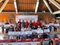BI Bali Bersama Anggota DPR RI Komisi XI Agung Rai Wirajaya Bagikan 2000 Paket Sembako dalam Perayaan Maulid Nabi BI Bali