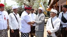 Bupati Sanjaya Hadiri Persembahyangan Bersama Parajuru Desa Adat Batungsel Bupati Sanjaya