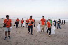 Sejumlah Pelaku Pariwisata Bersih-bersih di Pantai Seminyak World Clean Up Day