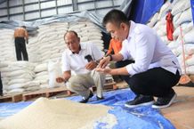 Wabup Ipat Pantau Gudang Bulog Penyaringan, Tanggapi Kenaikan Harga Beras Bulog