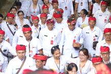 Jajaran Pemkab Tabanan Sembahyang Purnama Kapat di Padmasana Kantor Bupati dan Pura Luhur Batukau Batukau