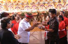 Bupati Sanjaya Hadiri Ngaben Bersama Krama Banjar Munggal, Sekaligus Tinjau Bangunan Balai Banjar Bupati Sanjaya