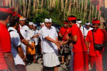 Bupati Tamba Apresiasi Semangat Semeton Pande Bupati Tamba Apresiasi Semangat Semeton Pande
