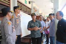 Pastikan Pilkel Serentak Berjalan Baik, Pj Bupati Lihadnyana Pantau Langsung ke Sejumlah TPS pilkel
