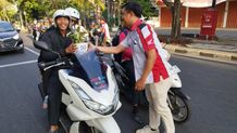 Gerakan Kurangi Polusi Udara, Astra Motor Bali Bagikan 200 Tanaman Hias Meriahkan Hari Pelanggan Nasional Hari Pelanggan Nasional