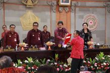 Bupati Tabanan Tanggapi Pemandangan Umum Fraksi-Fraksi Dewan Terhadap 4 Ranperda Kabupaten Tabanan DPRD Tabanan
