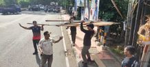 Jaga Keasrian dan Kebersihan Wajah Kota, Satpol PP Kota Denpasar Tertibkan Materi Promosi Usang satpol pp