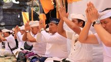 Bupati Tamba Apresiasi Semangat Meturunan Semeton Merajan Dadia Pesemetonan Pretisentana Sri Nararya Kresna Kepakisan Desa Pohsanten tamba