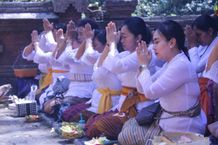 Antari Jaya Negara Ajak Ratusan Lansia Tirta Yatra ke Pura Luhur Batukau Batukau