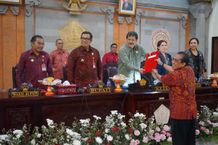 Bupati Tabanan Sampaikan Dua Buah Ranperda APBD Tahun 2024 Dalam Paripurna Ke-15 dan 16 Bupati Tabanan