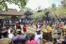 Bupati Giri Prasta Tinjau Kebakaran di Pura Dalem dan Prajapati Desa Adat Lambing Sibang Kaja Kebakaran