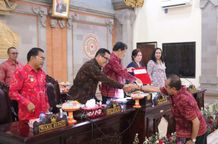 DPRD Tabanan Gelar Sidang Paripurna Bahas Tanggapan Bupati Terhadap Pemandangan Umum Fraksi-Fraksi terkait Ranperda Inisiatif DPRD Tabanan