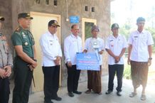 Komitmen Tekan Kemiskinan Ekstrem, Lihadnyana Kembali Serahkan Bantuan Perbaikan RTLH Hibah