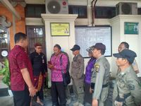 Kecamatan Denpasar Barat Tertibkan Pembuangan Sampah Kayu Glondongan dan Batang Pisang di Sungai Tertibkan Pembuangan Sampah