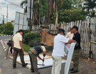 Satpol PP Tertibkan Spanduk dan Baliho Kadaluarsa, Ciptakan Kebersihan dan Keasrian Kota Penertiban Spanduk