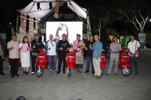 Wali Kota Jaya Negara Serahkan Reward 8 Unit Motor Listrik Bagi Masyarakat yang Taat Bayar Pajak PBB P2 Wali Kota Jaya Negara