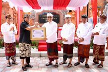 Wali Kota Denpasar Jaya Negara Terima Bantuan Hibah Dari Bupati Badung Giri Prasta Dana Hibah