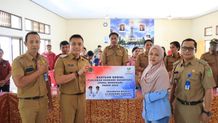 Serahkan Bantuan PENA, Wabup Ipat Harap Ciptakan Masyarakat Mandiri Bantuan PENA