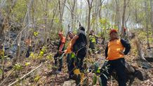 Belum Padam, Kebakaran Hutan di Tejakula Menjalar ke Bukit Desa Les Pemadaman Api