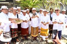 Wali Kota Jaya Negara Laksanakan Persembahyangan dan Lepas Ribuan Benih Ikan serta Burung di Pura Luhur Candi Narmada Tanah Kilap Tumpek Uye atau Tumpek Kandang