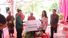 Hadirkan Terang, Srikandi PLN Beri Bantuan Listrik Gratis Bagi Penerima Rumah Deret di Klungkung Listrik