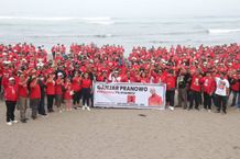 Nunas Kerahayuan Jagat dan Aksi Peduli Lingkungan, Jajaran Pengurus PDIP Tabanan dan Bakal Calon Legislatif Laksanakan Persembahyangan dan Mereresik Pantai PDIP